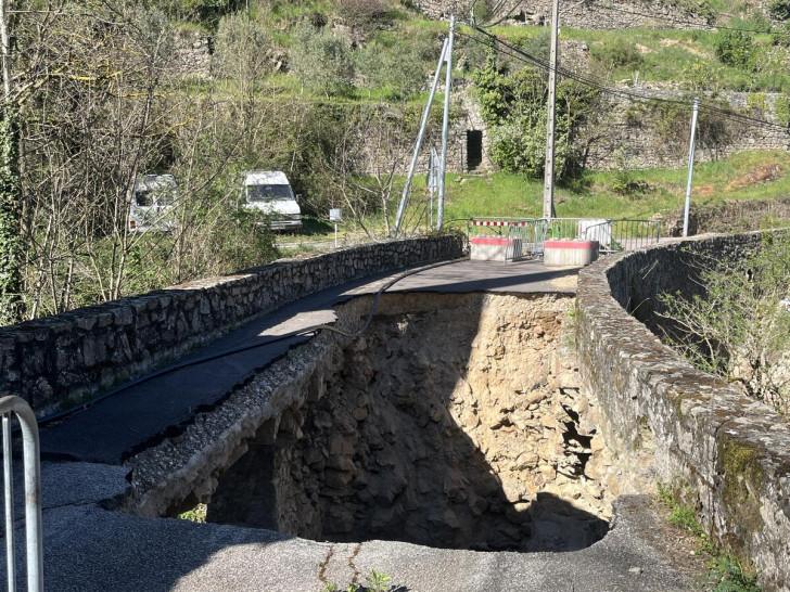 Photographie d'un pont dont une partie s'est effondrée